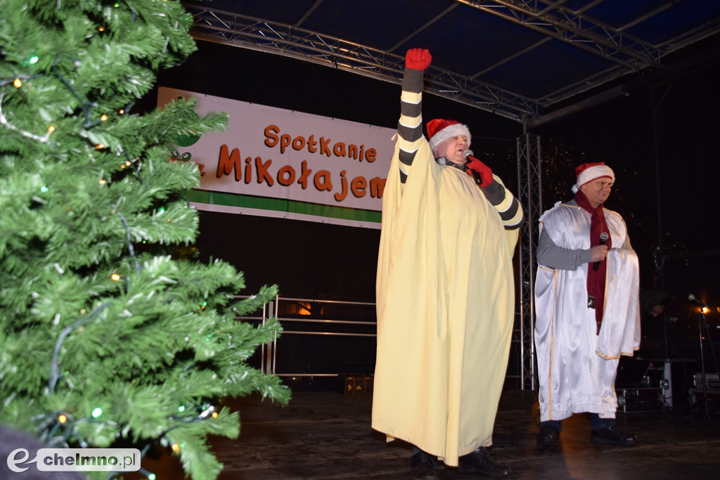 Mikołaj przyjechał wozem strażackim na Rynek.