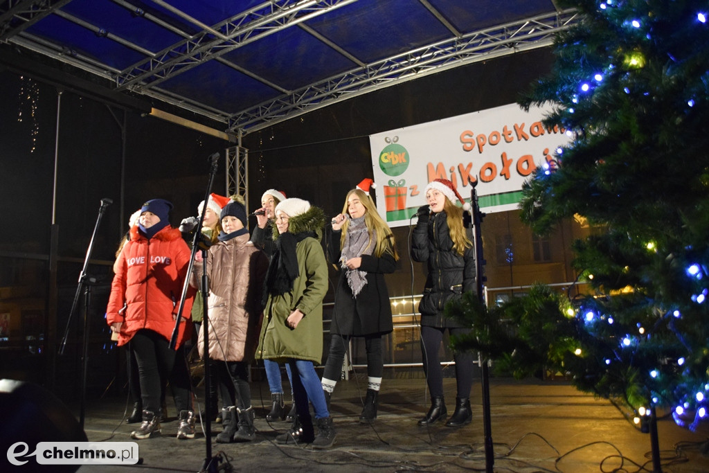 Mikołaj przyjechał wozem strażackim na Rynek.