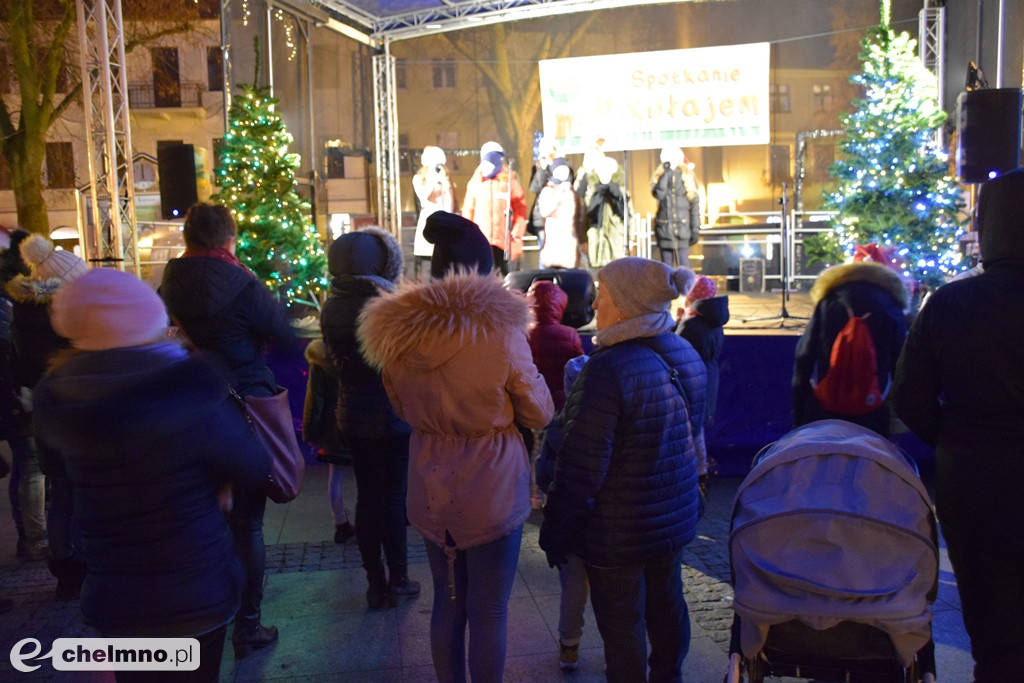 Mikołaj przyjechał wozem strażackim na Rynek.