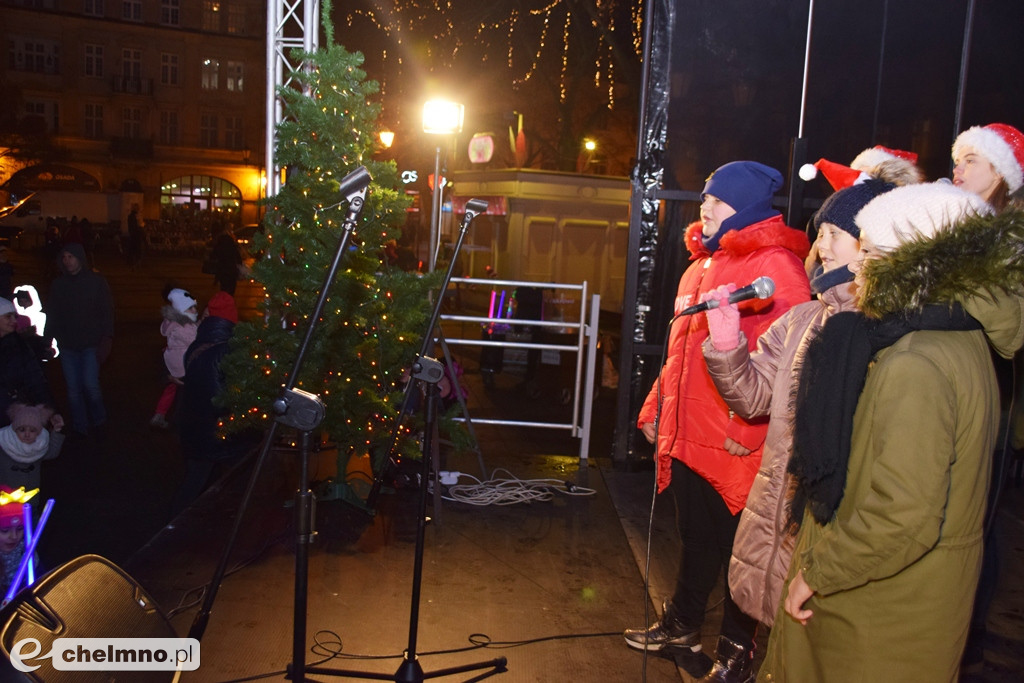 Mikołaj przyjechał wozem strażackim na Rynek.