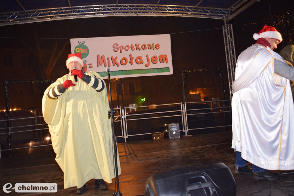 Mikołaj przyjechał wozem strażackim na Rynek.