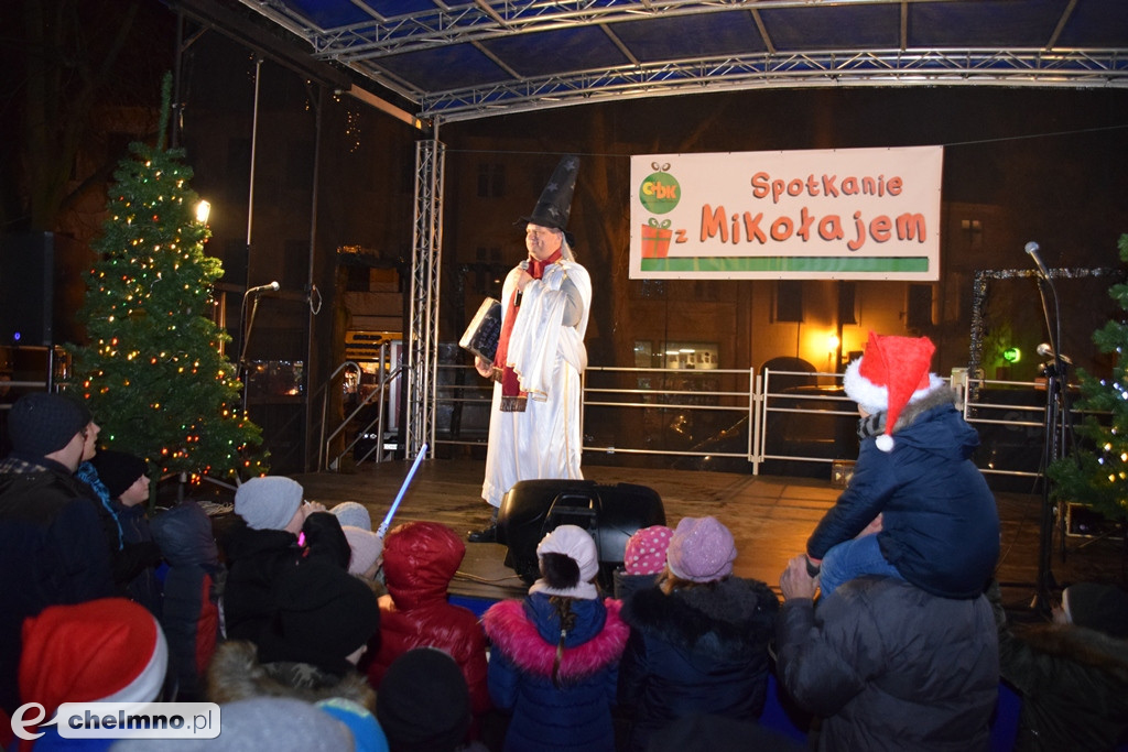 Mikołaj przyjechał wozem strażackim na Rynek.