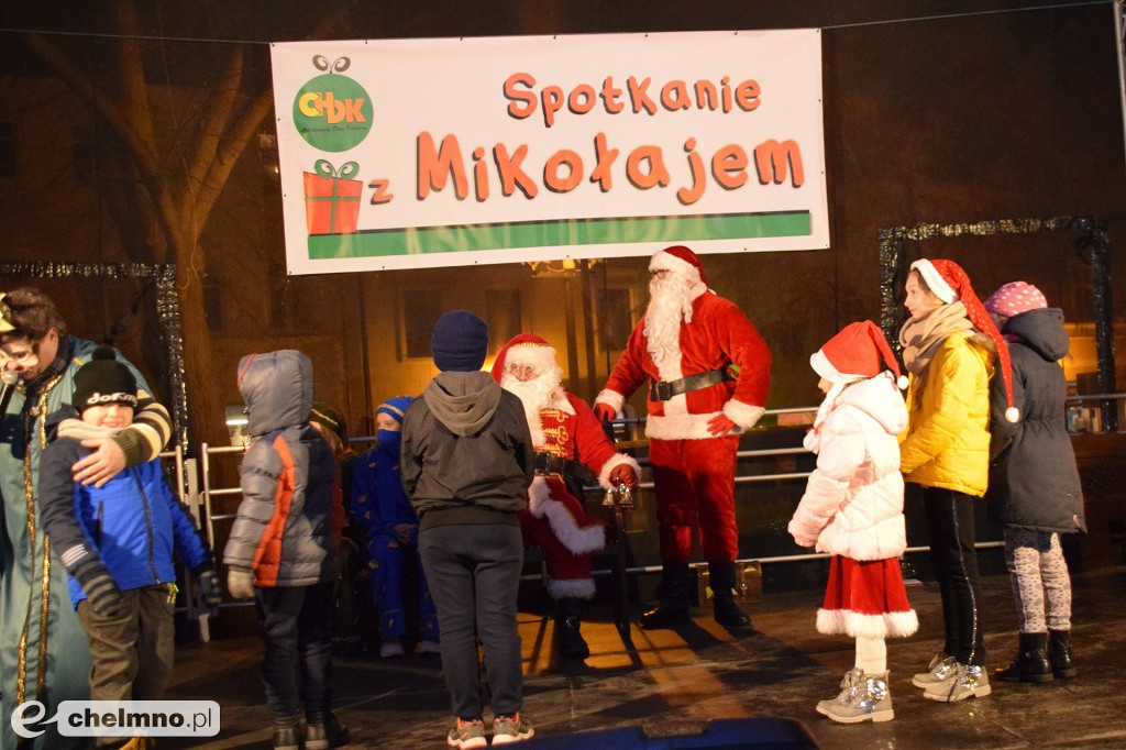 Mikołaj przyjechał wozem strażackim na Rynek.
