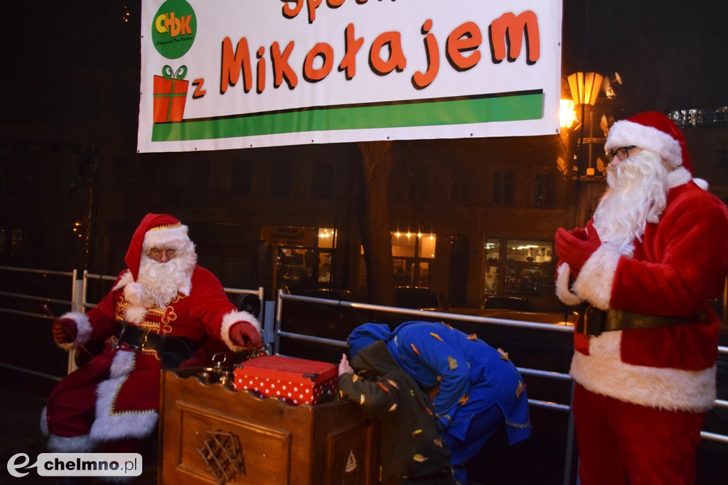 Mikołaj przyjechał wozem strażackim na Rynek.