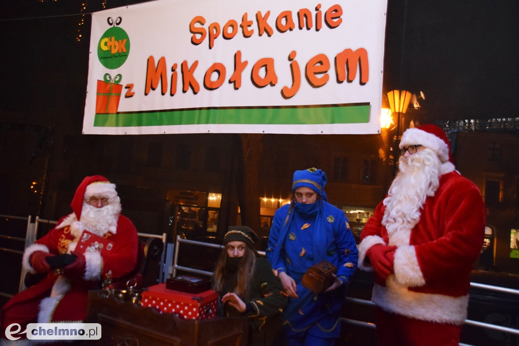 Mikołaj przyjechał wozem strażackim na Rynek.