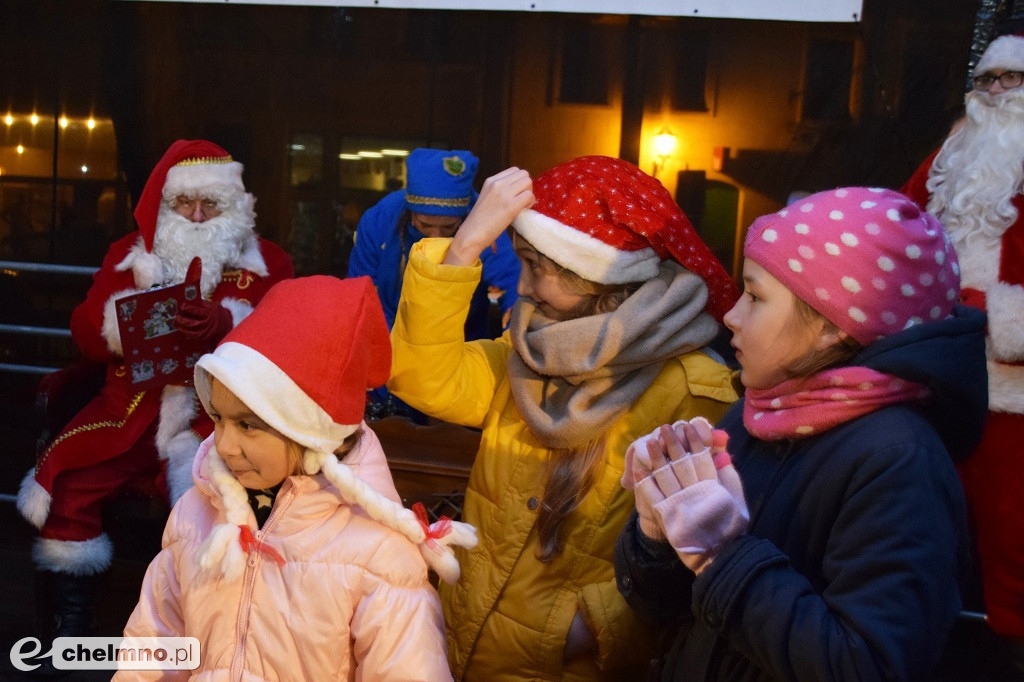 Mikołaj przyjechał wozem strażackim na Rynek.