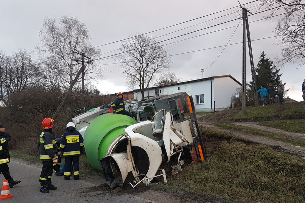 Wielka betoniarka wylądowała w przydrożnym rowie...