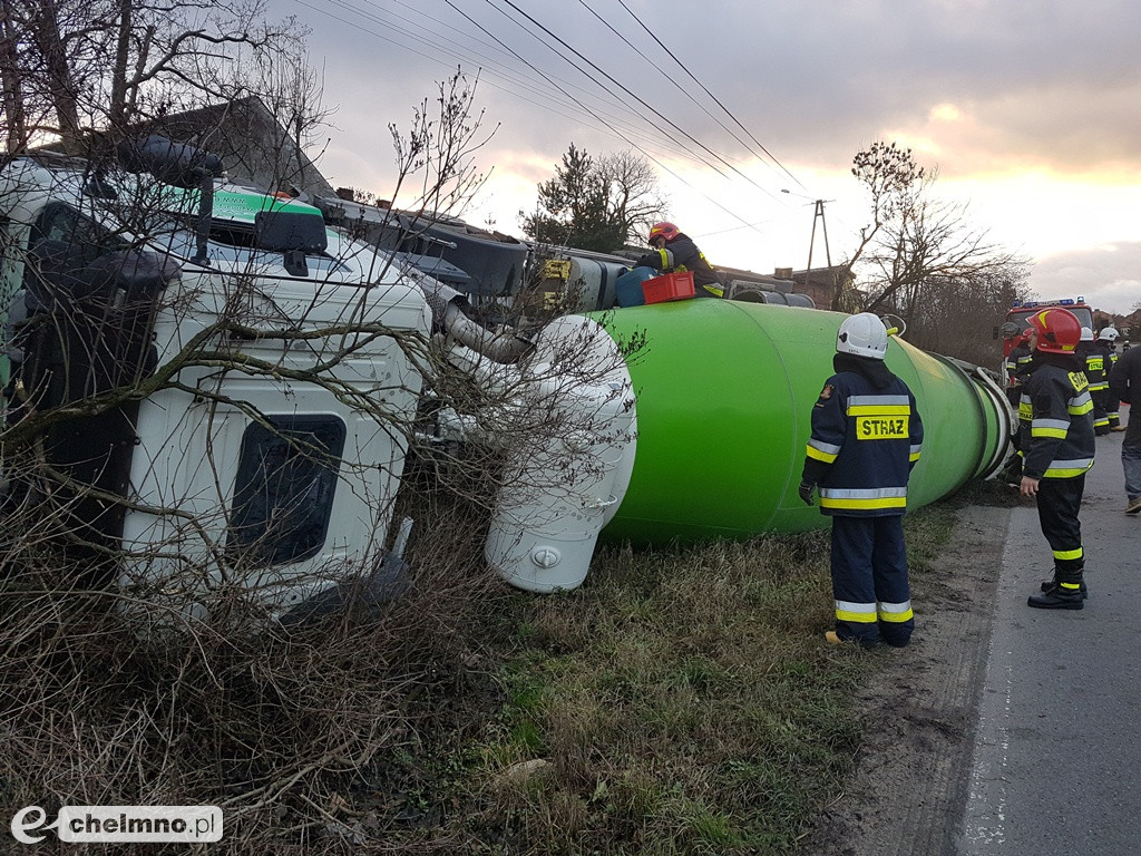Wielka betoniarka wylądowała w przydrożnym rowie...