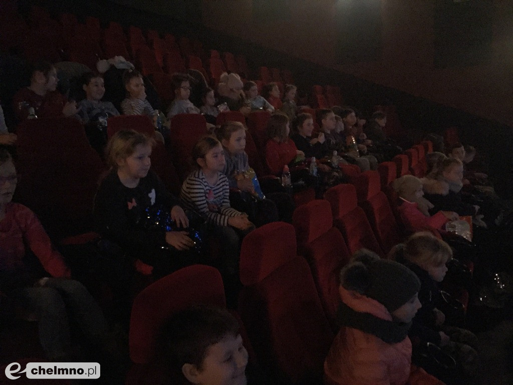 Uczniowie SP1 poznają tajniki tworzenia bombek choinkowych.