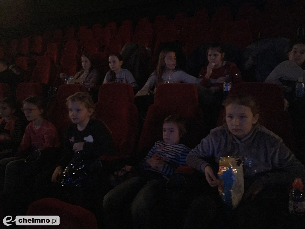 Uczniowie SP1 poznają tajniki tworzenia bombek choinkowych.