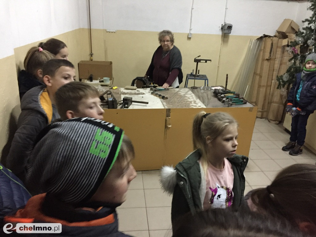 Uczniowie SP1 poznają tajniki tworzenia bombek choinkowych.
