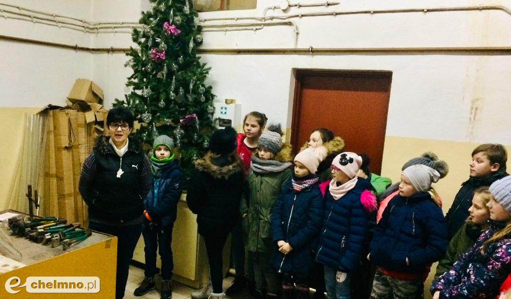 Uczniowie SP1 poznają tajniki tworzenia bombek choinkowych.