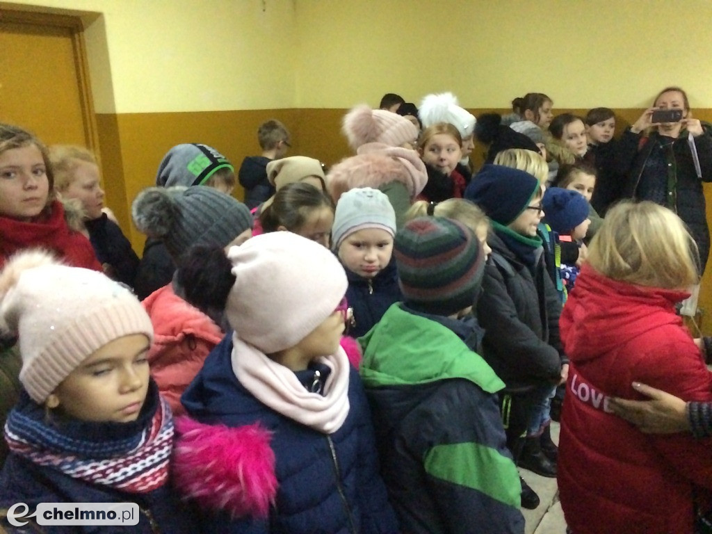 Uczniowie SP1 poznają tajniki tworzenia bombek choinkowych.