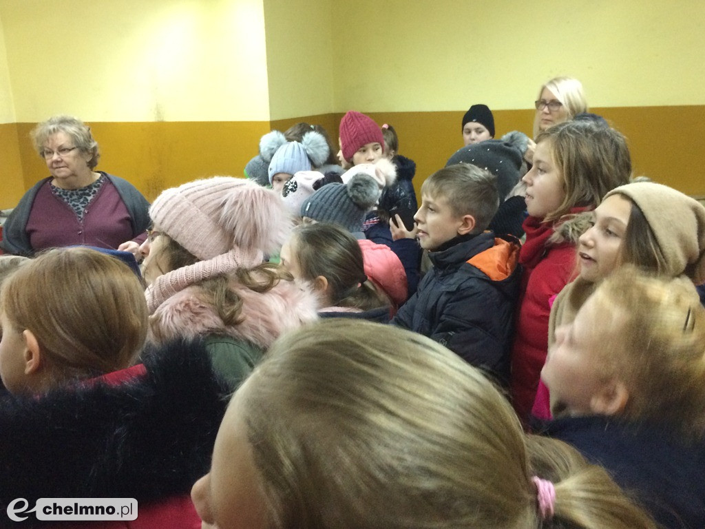 Uczniowie SP1 poznają tajniki tworzenia bombek choinkowych.