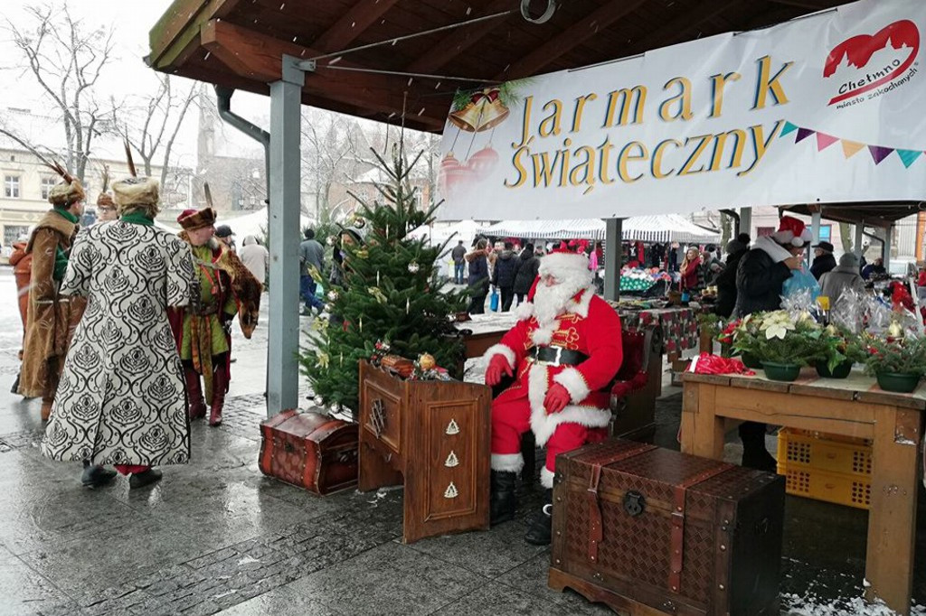 Śnieżna pogoda, lecz miła atmosfera na Jarmarku Świątecznym.