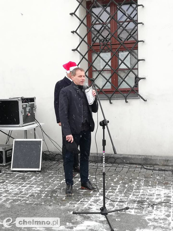 Śnieżna pogoda, lecz miła atmosfera na Jarmarku Świątecznym.