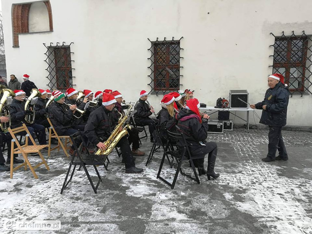 Śnieżna pogoda, lecz miła atmosfera na Jarmarku Świątecznym.