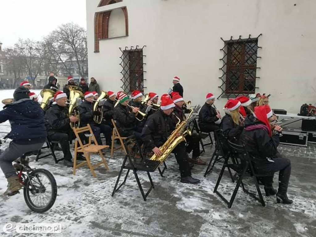Śnieżna pogoda, lecz miła atmosfera na Jarmarku Świątecznym.