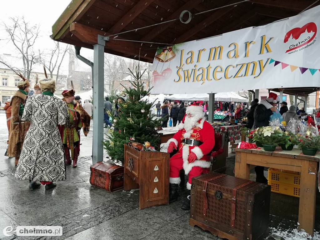 Śnieżna pogoda, lecz miła atmosfera na Jarmarku Świątecznym.