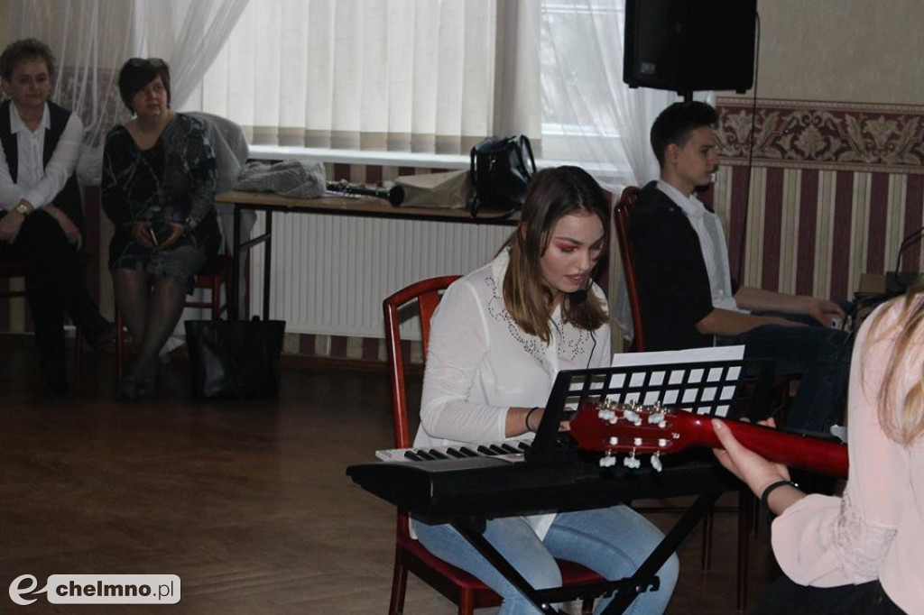 Dzień Patrona w ZS nr 2: kolędy znane i mniej znane.