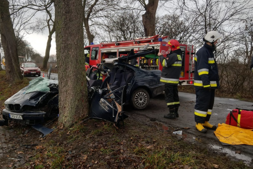 Wypadek w Stablewicach. Kierowca uderzył z impetem w drzewo.