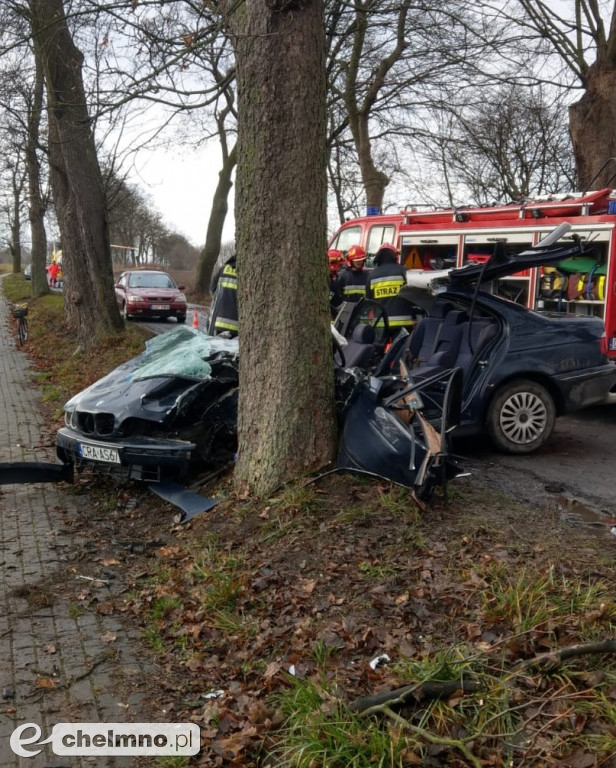 Wypadek w Stablewicach. Kierowca uderzył z impetem w drzewo.
