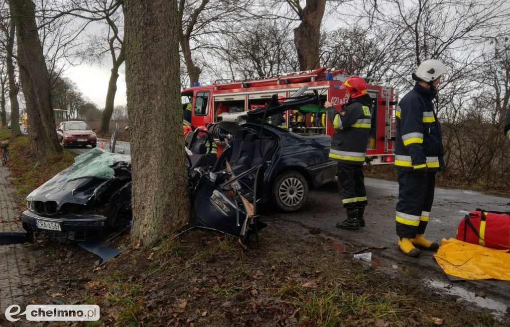 Wypadek w Stablewicach. Kierowca uderzył z impetem w drzewo.