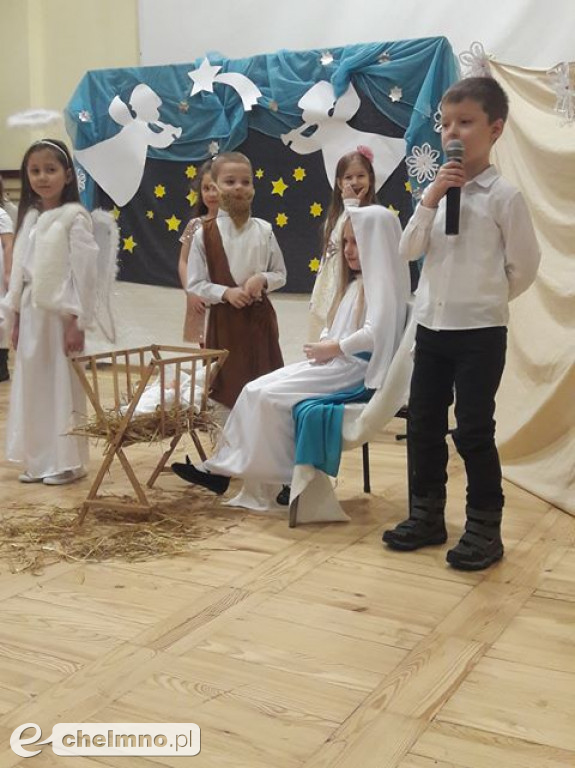 Przedstawienie dla rodziców przedszkolaków z Tęczowego Zakątka.