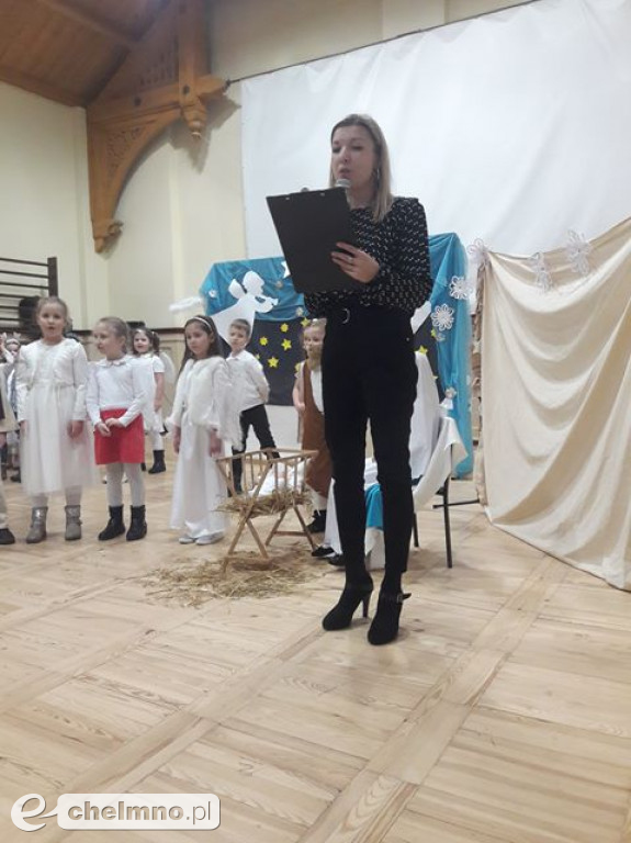 Przedstawienie dla rodziców przedszkolaków z Tęczowego Zakątka.