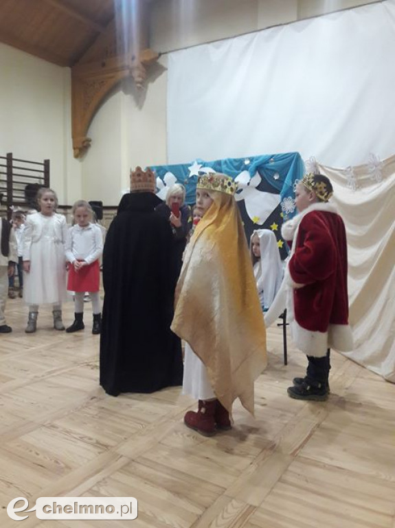 Przedstawienie dla rodziców przedszkolaków z Tęczowego Zakątka.