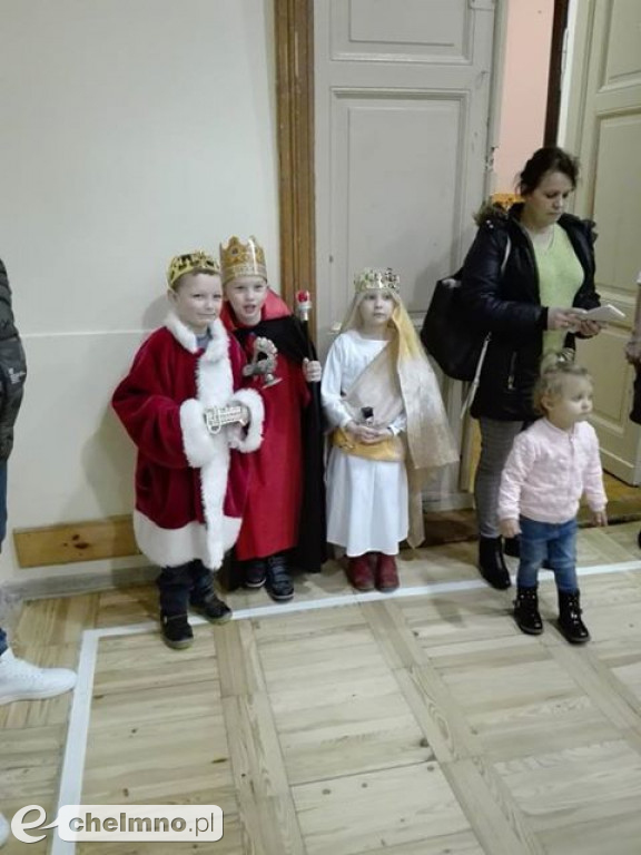 Przedstawienie dla rodziców przedszkolaków z Tęczowego Zakątka.