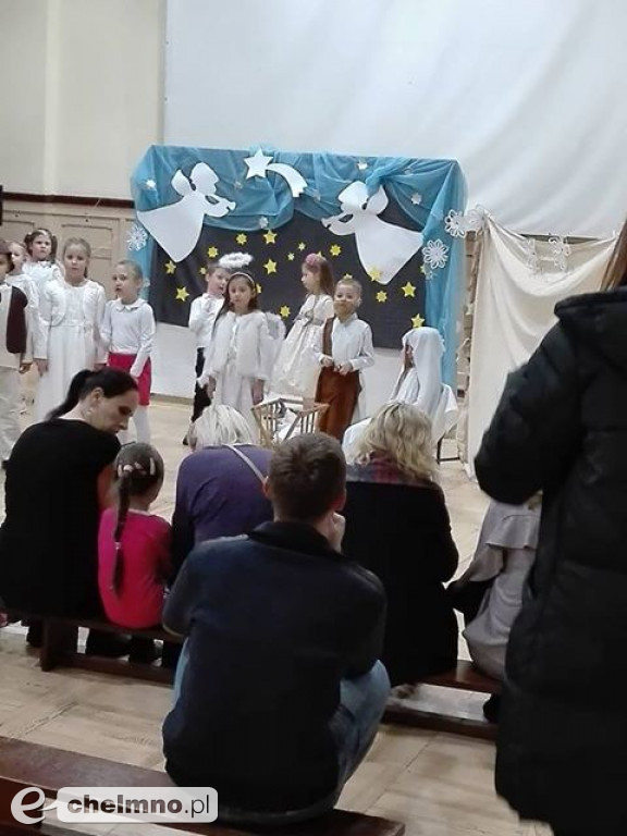 Przedstawienie dla rodziców przedszkolaków z Tęczowego Zakątka.