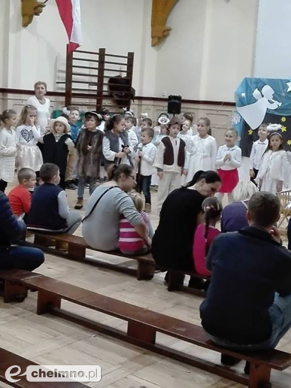 Przedstawienie dla rodziców przedszkolaków z Tęczowego Zakątka.