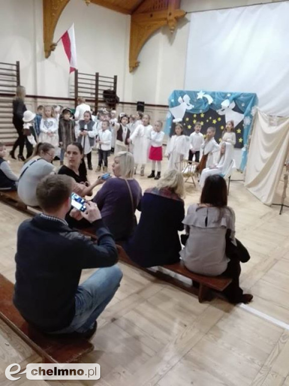 Przedstawienie dla rodziców przedszkolaków z Tęczowego Zakątka.