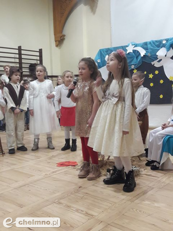 Przedstawienie dla rodziców przedszkolaków z Tęczowego Zakątka.