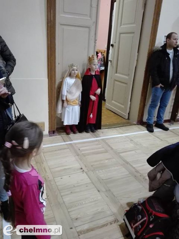 Przedstawienie dla rodziców przedszkolaków z Tęczowego Zakątka.