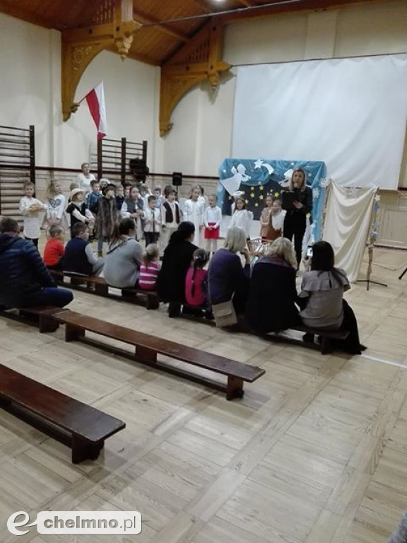 Przedstawienie dla rodziców przedszkolaków z Tęczowego Zakątka.