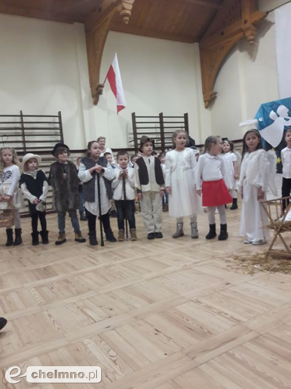 Przedstawienie dla rodziców przedszkolaków z Tęczowego Zakątka.