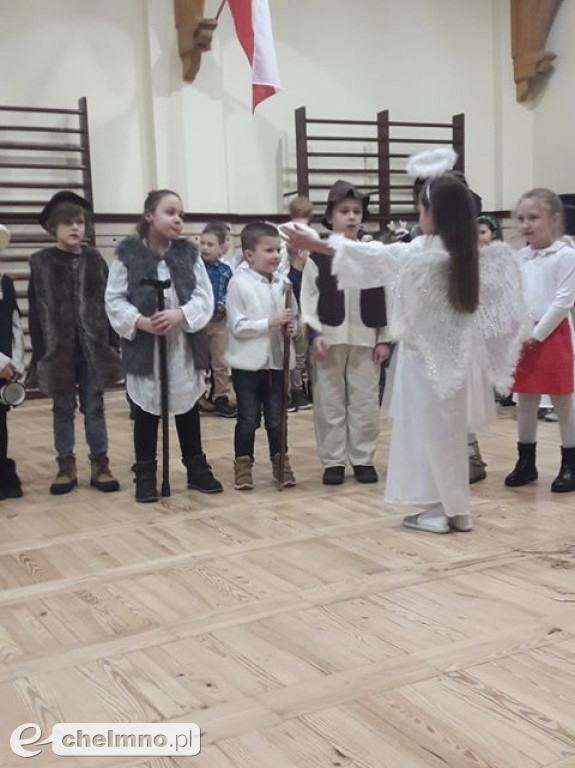 Przedstawienie dla rodziców przedszkolaków z Tęczowego Zakątka.