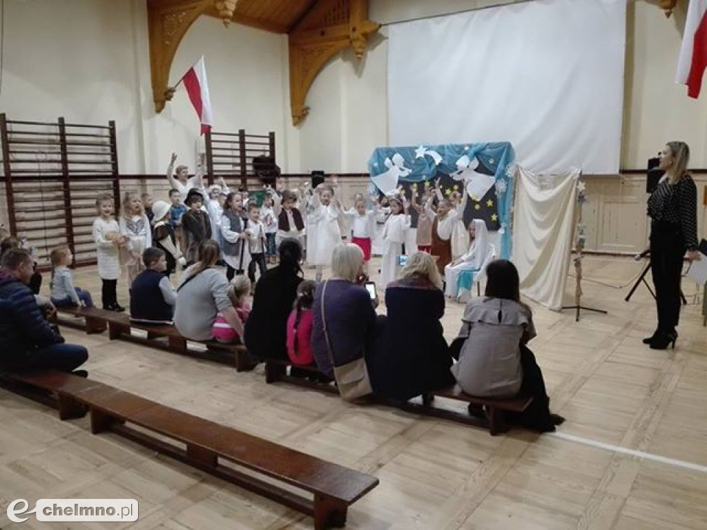 Przedstawienie dla rodziców przedszkolaków z Tęczowego Zakątka.