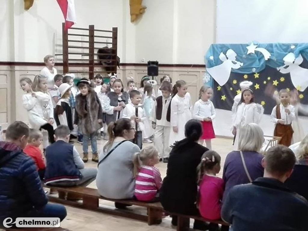 Przedstawienie dla rodziców przedszkolaków z Tęczowego Zakątka.