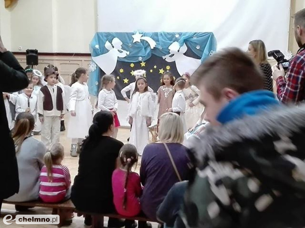 Przedstawienie dla rodziców przedszkolaków z Tęczowego Zakątka.