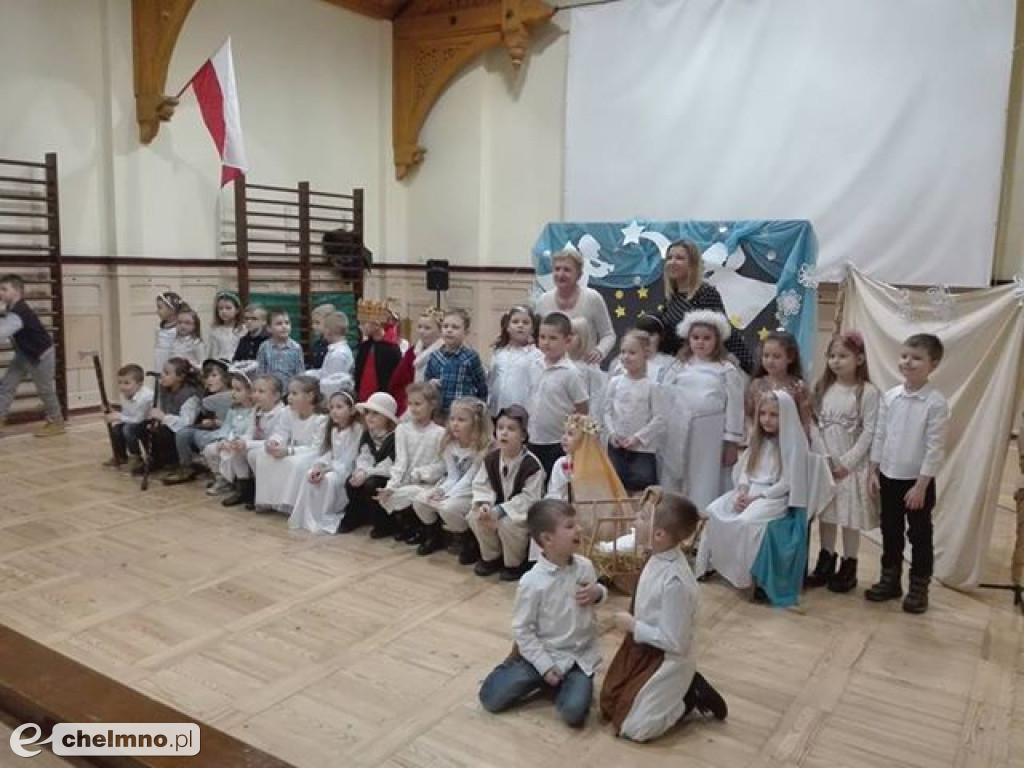 Przedstawienie dla rodziców przedszkolaków z Tęczowego Zakątka.