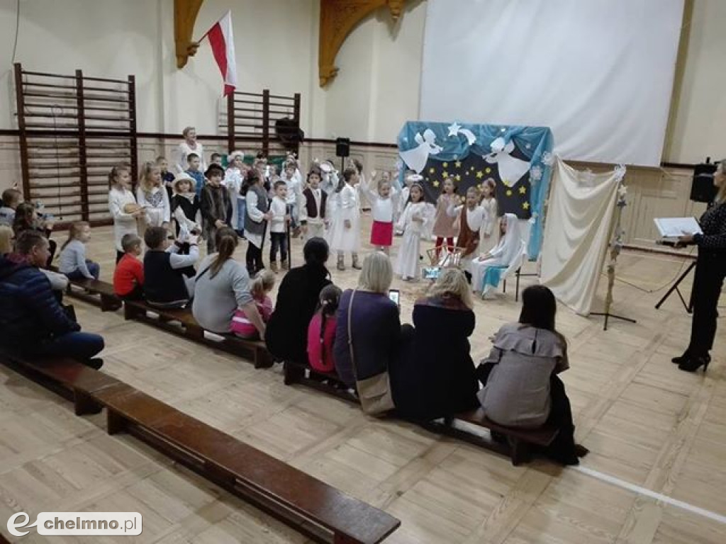Przedstawienie dla rodziców przedszkolaków z Tęczowego Zakątka.