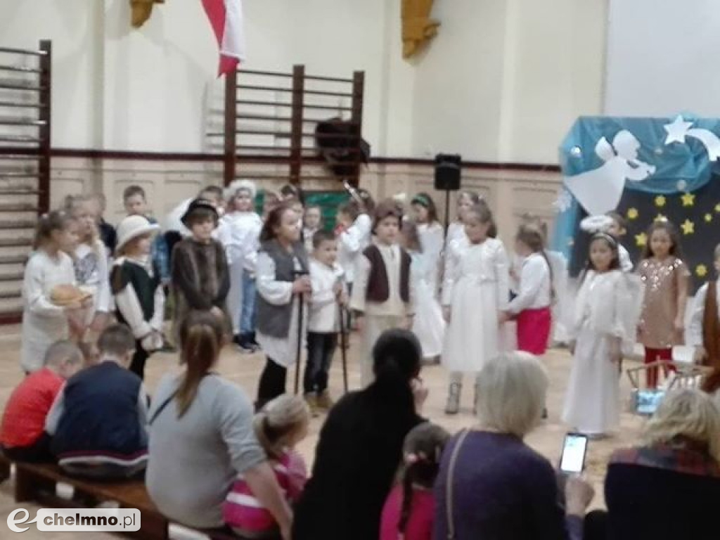 Przedstawienie dla rodziców przedszkolaków z Tęczowego Zakątka.