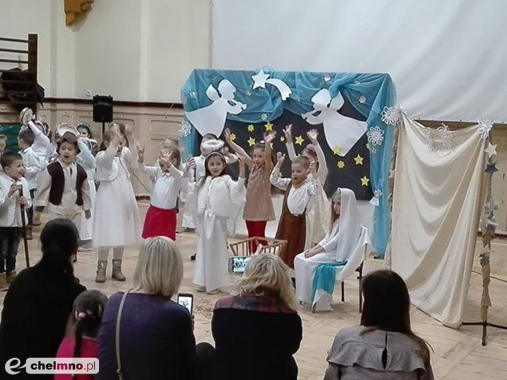 Przedstawienie dla rodziców przedszkolaków z Tęczowego Zakątka.