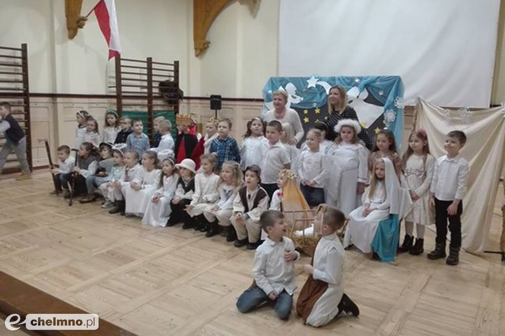 Przedstawienie dla rodziców przedszkolaków z Tęczowego Zakątka.