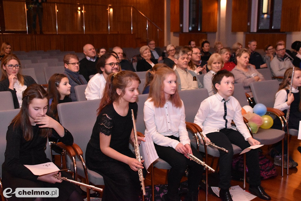 Nastrojowy koncert kolęd uczniów Państwowej Szkoły Muzycznej.