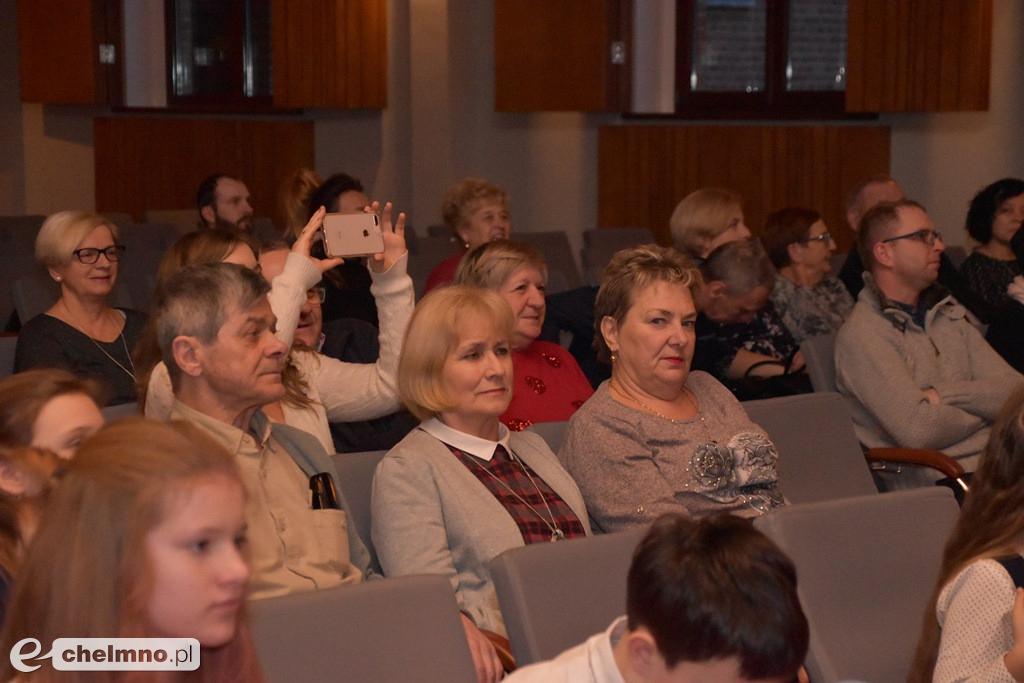 Nastrojowy koncert kolęd uczniów Państwowej Szkoły Muzycznej.