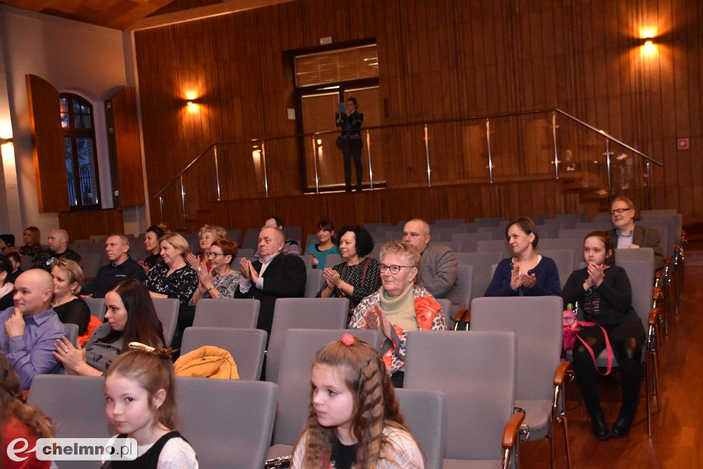 Nastrojowy koncert kolęd uczniów Państwowej Szkoły Muzycznej.